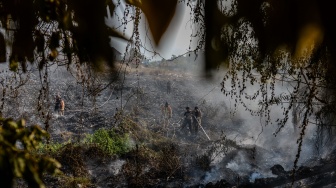 Petugas pemadam kebakaran berusaha memadamkan api di tempat pembuangan akhir (TPA) liar di Waringinkurung, Kabupaten Serang, Banten, Minggu (30/8/2026). [ANTARA FOTO/Muhammad Bagus Khoirunas/nym.]