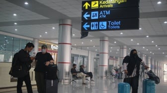 Calon penumpang membawa barang di area bandara saat jadwal penerbangan dibatalkan di Bandar Udara Tjilik Riwut, Palangka Raya, Kalimantan Tengah, Minggu (30/8/2026). [ANTARA FOTO/Auliya Rahman/nym]