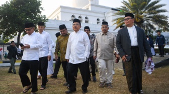 Ketua Umum Dewan Masjid Indonesia (DMI) Jusuf Kalla (keempat kanan) bersiap melaksanakan Shalat Istisqa di halaman Masjid Agung Al-Azhar, Jakarta, Selasa (1/9/2026). [ANTARA FOTO/M Risyal Hidayat/YU]