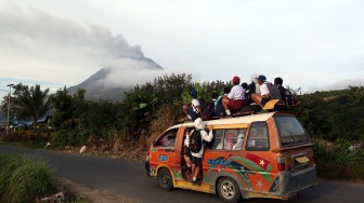 Siswa berangkat sekolah menaiki angkutan umum saat erupsi Gunung Sinabung di Desa Kutarayat, Kecamatan Naman Teran, Kabupaten Karo, Sumatera Utara, Selasa (1/9/2026). [ANTARA FOTO/Yudi Manar/YU]