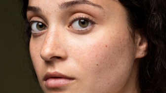 6 Cara Reapply Sunscreen untuk Penderita Melasma tanpa Merusak Makeup