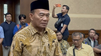 Pakai Batik dan Peci, Eks Menag Ad Interim Muhadjir Effendy Bersaksi di Sidang Korupsi Haji