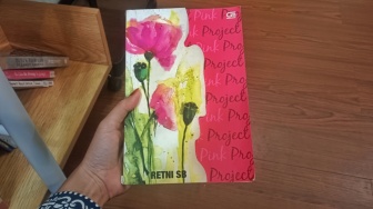 Menyebalkan tapi Bikin Jatuh Cinta: Pesona Sangga dalam Pink Project
