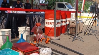 Modal Kimia, Oli Bekas Hitam Jadi Bening, Polisi Bongkar Mafia Oli Palsu Berlabel Pertamina