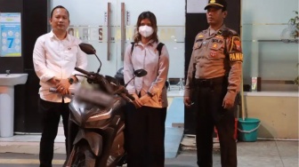 Dikira Dicuri, Wanita Lamongan Ini Baru Sadar Motornya Ketinggalan di Minimarket Setelah 3 Hari