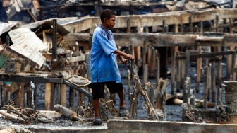 Warga memegang rangka motornya yang hangus terbakar di perkampungan Dok V, Mandala, di Distrik Jayapura Utara, Kota Jayapura, Papua, Selasa (1/9/2026). [ANTARA FOTO/Gusti Tanati/app/YU]