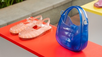 Jelly Shoes Kembali Naik Daun, Sentuhan Transparan dan Warna Berani Bikin Gaya Makin Playful