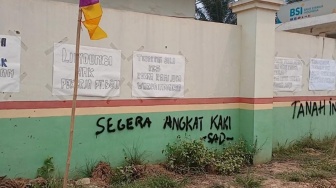 Jelang Eksekusi Lahan, Dinding Pabrik Sawit Dicoret-coret Orang Tak Dikenal