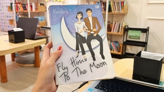 Kala Cinta Datang, Haruskah Persahabatan Retak? Membaca Fly Him to the Moon