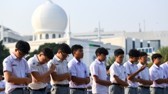 Sejumlah pelajar Al-Azhar melaksanakan Shalat Istisqa di halaman Masjid Agung Al-Azhar, Jakarta, Selasa (1/9/2026). [ANTARA FOTO/M Risyal Hidayat/YU]
