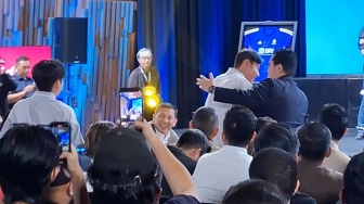 Sempat 'Panas', Erick Thohir Peluk Erat Shin Tae-yong di Senayan