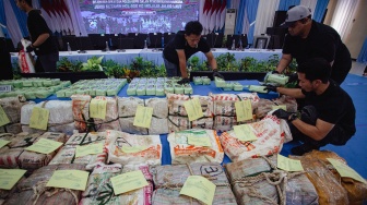Anggota polisi menata tumpukan kemasan barang bukti saat rilis pengungkapan kasus penyelundupan narkotika di Polda Kepulauan Riau, Batam, Selasa (1/9/2026). [ANTARA FOTO/Teguh Prihatna/wsj]