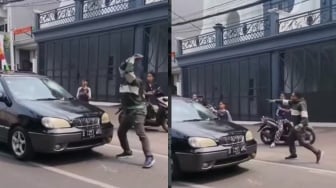Provokasi Warga! Pria Teriak 'Maling' dan Rusak Mobil di Jagakarsa Diburu Polisi