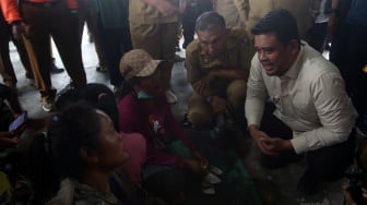 Gubernur Sumatera Utara Bobby Nasution (kanan) berbincang dengan warga di posko pengungsian erupsi Gunung Sinabung di Desa Sukatepu, Kecamatan Naman Teran, Kabupaten Karo, Sumatera Utara, Selasa (1/9/2026). [ANTARA FOTO/Yudi Manar/tom]