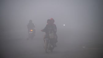 Pengendara melintas di jalan lingkar selatan Palembang-Banyuasin yang tertutup kabut asap di Kabupaten Banyuasin, Sumatera Selatan, Rabu (2/9/2026). [ANTARA FOTO/Nova Wahyudi/nz]