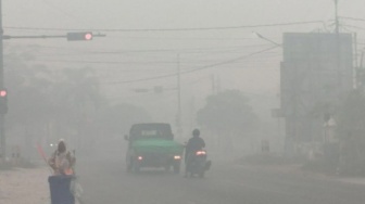 Kabut Asap Tebal, Warga di Pangkalan Bun Rasakan Sesak dan Batuk
