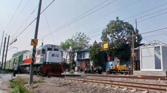 Ingatkan Kereta Tak Bisa Rem Mendadak, KAI Perbaiki 16 Perlintasan Kereta Sebidang di Bekasi-Depok