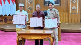Direktur Utama KAI Bobby Rasyidin, Gubernur Bali Wayan Koster, dan Bupati Badung I Wayan Adi Arnawa saat penandatanganan kerja sama pada Selasa (1/9/2026). [handout]