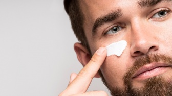 7 Cara Memakai Sunscreen untuk Pria Brewok agar Krim Tidak Menyangkut di Bulu Wajah