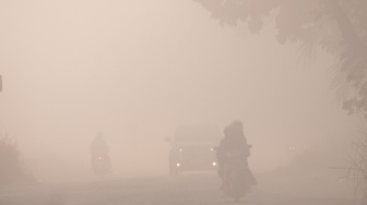 Pengendara melintas di jalan lingkar selatan Palembang-Banyuasin yang tertutup kabut asap di Kabupaten Banyuasin, Sumatera Selatan, Rabu (2/9/2026). [ANTARA FOTO/Nova Wahyudi/nz]