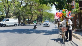 Kisah Daeng Raba, Penjual Balon yang Merasakan Dampak MYP Sulsel