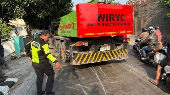 Braakk! Mobil Crane Rem Blong dan Tabrak 4 Motor di Solo, Begini Kronologinya