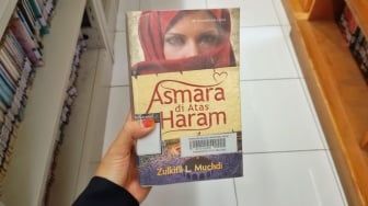 Cinta yang Tumbuh di Tanah Suci: Menyusuri Sabar dalam Asmara di Atas Haram