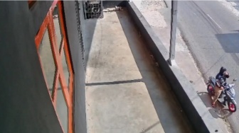 Joki Perempuan, Eksekutor Pria! Aksi Curanmor di Pasar Cinagen Sukabumi Terekam CCTV