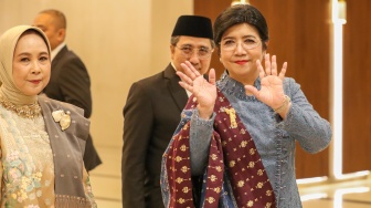Gubernur Bank Indonesia (BI) Destry Damayanti (kanan) bersama Deputi Gubernur Senior BI Aida S. Budiman (kiri) dan Deputi Gubernur BI Solikin M. Juhro (tengah) saat konferensi pers usai dilantik di Mahkamah Agung (MA), Jakarta, Rabu (2/9/2026). [Suara.com/Alfian Winanto]