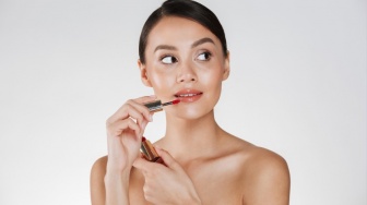 5 Tinted Lip Oil yang Bikin Bibir Auto Plumpy dan Fresh, Ada yang Ber-SPF!