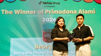 Sherine  Pranata, Category  Management  Head  -  FMCG,  Tokopedia  &  TikTok  Shop  Indonesia memberikan penghargaan kepada pemenang kategori Primadona Alami di Jakarta, Selasa (1/9/2026). [Suara.com/Alfian Winanto]