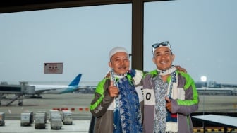 Haru! Detik-detik 70 Driver Legend Gojek Berangkat Umrah Gratis