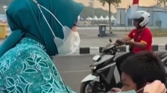 Filipina Imbau Warga Pakai Masker N95, Warga Kalteng Dibagikan Masker Biasa di Tengah Kepungan Asap
