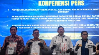 Direktur Tindak Pidana Siber (Dirtipidsiber) Bareskrim Polri Brigjen Pol Adex Yudiswan (kedua kanan) didampingi Wakil Direktur Tindak Pidana Siber Bareskrim Polri Kombes Pol Andri Sudarmadi (kanan), Kepala Bagian Penerangan Umum (Kabag Penum) Divisi Humas Polri Kombes Pol Erdi A. Chaniago (kedua kiri) dan Direktur Pengendalian Ruang Digital pada Direktorat Jenderal Pengawasan Ruang Digital Komdigi Safriansyah Yanwar Rosyadi (kiri) menunjukan barang bukti saat pengungkapan kasus kejahatan siber di Gedung Awaloedin Djamin Bareskrim Polri, Jakarta, Kamis (3/9/2026). [ANTARA FOTO/Muhammad Adimaja/agr]