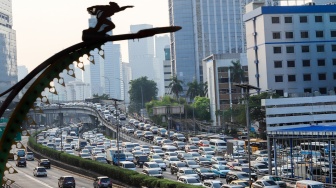 Sejumlah kendaraan terjebak kemacetan di Jalan Gatot Subroto, Jakarta, Kamis (3/9/2026). [Suara.com/Alfian Winanto]