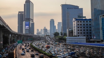 Sejumlah kendaraan terjebak kemacetan di Jalan Gatot Subroto, Jakarta, Kamis (3/9/2026). [Suara.com/Alfian Winanto]