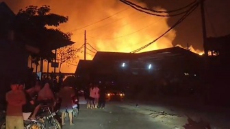 Gunungan Sampah di TPA Putri Cempo Terbakar