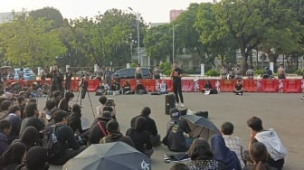 Aparat Diduga Biarkan Ormas 'Pukul' Demonstran, Aktivis: Taktik Orde Baru yang Berbahaya!