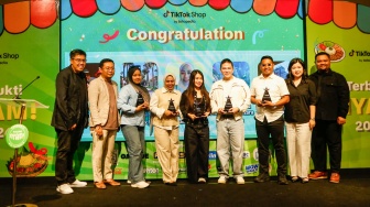 Sejumlah pemenang NYAM Awards saat foto bersama usai meraih penghargaan di Jakarta, Selasa (1/9/2026). [Suara.com/Alfian Winanto]