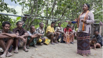 11 Tahun Lawan Tambang, Kisah Mama Aleta dan Tenun Mollo