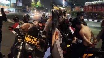 Maling di Margonda Ditelanjangi Warga Usai Kepergok Curi Motor Milik Tukang Kikil