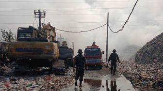 Kebakaran TPA Putri Cempo Solo, Api Masih Nyala dan Asap Cukup Tebal