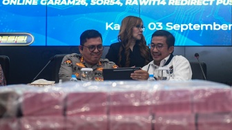 Direktur Tindak Pidana Siber (Dirtipidsiber) Bareskrim Polri Brigjen Pol Adex Yudiswan (kanan) berbincang dengan Kepala Bagian Penerangan Umum (Kabag Penum) Divisi Humas Polri Kombes Pol. Erdi A. Chaniago (kiri) saat pengungkapan kasus kejahatan siber di Gedung Awaloedin Djamin Bareskrim Polri, Jakarta, Kamis (3/9/2026). [ANTARA FOTO/Muhammad Adimaja/agr]