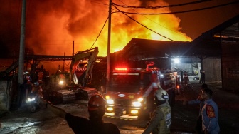 Petugas memindahkan alat berat saat terjadi kebakaran tumpukan sampah di Tempat Pembuangan Akhir (TPA) Putri Cempo, Solo, Jawa Tengah, Rabu (2/9/2026). ANTARA FOTO/Mohammad Ayudha/nym]