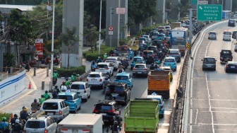 Sejumlah kendaraan terjebak kemacetan di Jalan Gatot Subroto, Jakarta, Kamis (3/9/2026). [Suara.com/Alfian Winanto]
