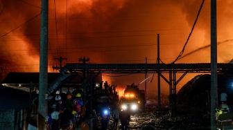 Petugas Pemadam Kebakaran (Damkar) berusaha memadamkan api yang membakar tumpukan sampah di TPA Putri Cempo, Solo, Jawa Tengah, Rabu (2/9/2026). ANTARA FOTO/Mohammad Ayudha/nym]