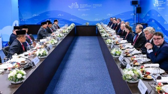 Presiden Prabowo Subianto (keempat kiri) bersama sejumlah Menteri kabinet Merah Putih melakukan pertemuan dengan Presiden Rusia Vladimir Putin (kelima kanan) di sela-sela Forum Ekonomi Timur (Eastern Economic Forum/EEF) ke-11 di Vladivostok, Rusia, Kamis (3/9/2026). [ANTARA FOTO/HO/Setpres-Muchlis Jr/gp/agr]