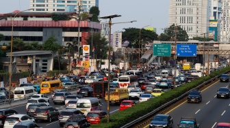 Sejumlah kendaraan terjebak kemacetan di Jalan Gatot Subroto, Jakarta, Kamis (3/9/2026). [Suara.com/Alfian Winanto]