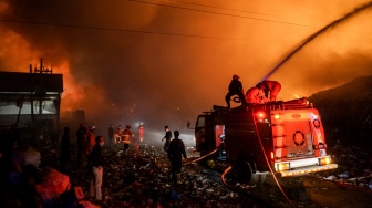 Petugas Pemadam Kebakaran (Damkar) berusaha memadamkan api yang membakar tumpukan sampah di TPA Putri Cempo, Solo, Jawa Tengah, Rabu (2/9/2026). ANTARA FOTO/Mohammad Ayudha/nym]