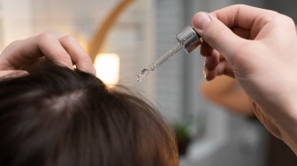Bagaimana Cara Menggunakan Serum Penumbuh Rambut agar Hasilnya Maksimal? Ikuti 6 Tips Ini